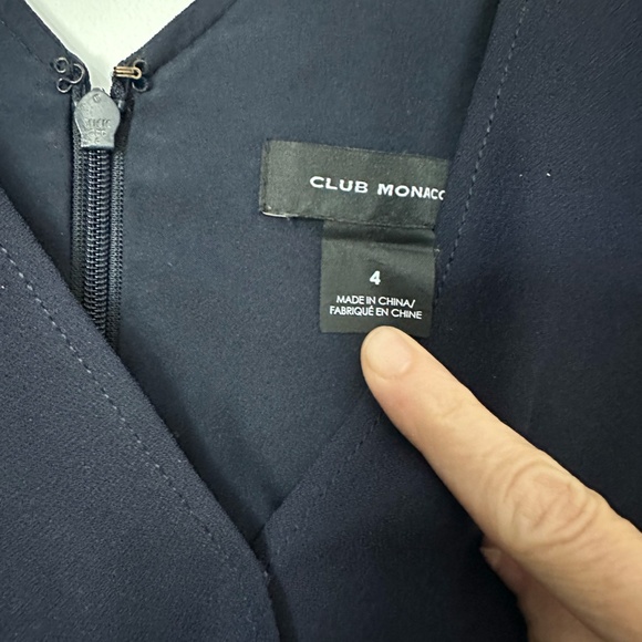 Club Monaco Lorenny Jumpsuit Navy Belted V Neck Pleated Cropped Wide Leg Sz 4 - Picture 2 of 3